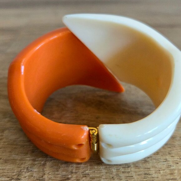 Vintage plastic beige and caramel brown bangle/bracelet. Size Small. - Picture 6 of 6